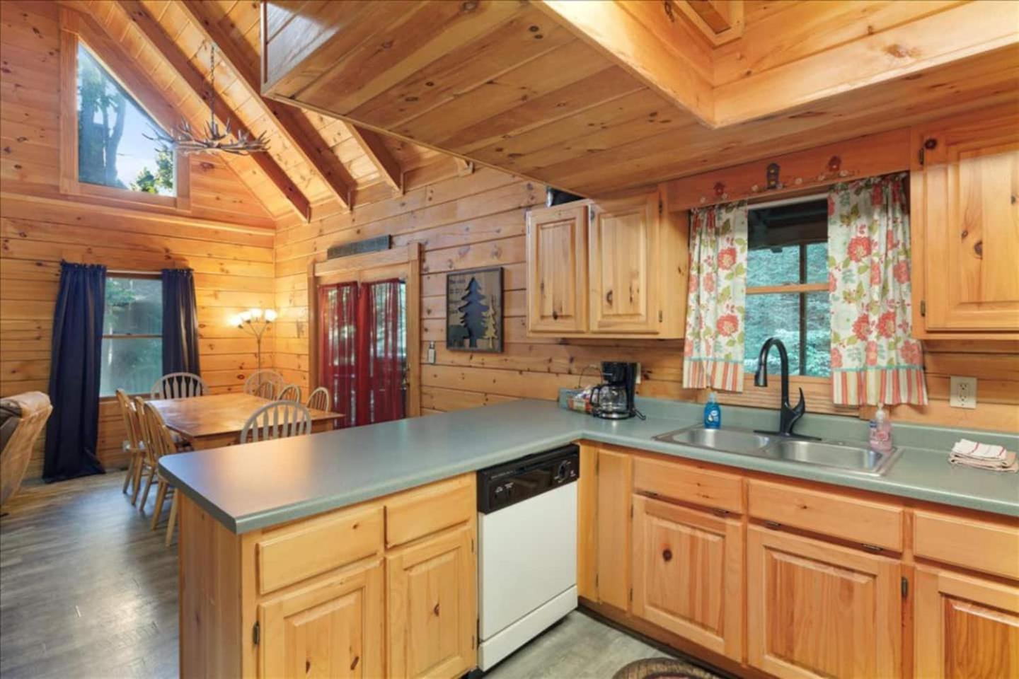 5Br Smoky Cabin Hot Tub, Games, 1 Mi To Parkway Пиджен-Фордж Экстерьер фото