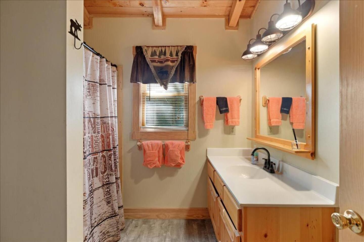 5Br Smoky Cabin Hot Tub, Games, 1 Mi To Parkway Пиджен-Фордж Экстерьер фото